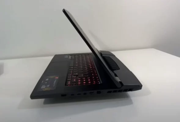 MSI GT77 Titan Gaming Laptop – Thiết kế và Chất lượng gia công