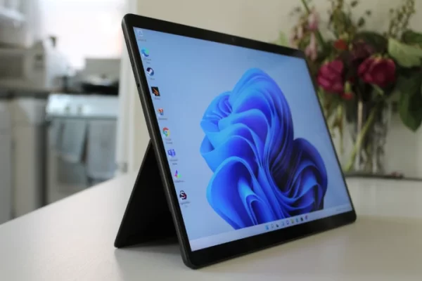 Laptop 2 trong 1 tốt nhất – Microsoft Surface Pro 8
